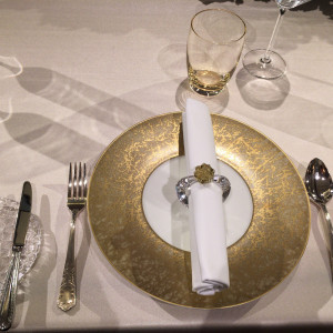 豪華な食器。指輪に見立てたナフキン留めがユニーク。|557667さんのCENTURY COURT Marunouchi（センチュリーコート マルノウチ）の写真(981613)