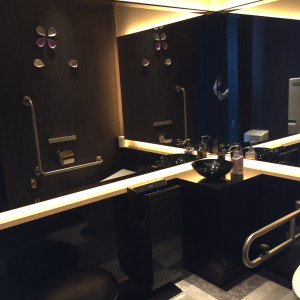 披露宴会場近くのお手洗いにはバリアフリー対応した個室も。|557667さんのTABLE 9 TOKYO（テーブルナイントウキョウ）の写真(991569)