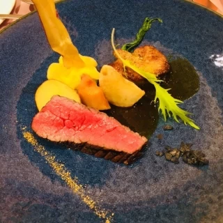 メインのお肉料理。器の色も品がありお肉も柔らかかった。