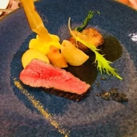 メインのお肉料理。器の色も品がありお肉も柔らかかった。