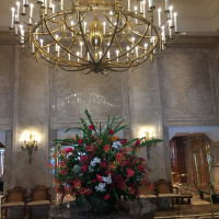 ホテルロビー。大きな花とシャンデリアがお出迎え。
