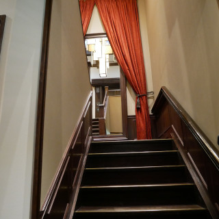 階段にシャンデリアと鏡があり、花嫁と綺麗な写真が撮れます。