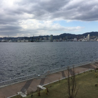 海の近くにある会場。