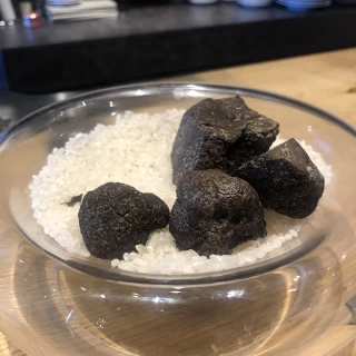 試食時にトリュフを目の前でけずって見せてもらいました。