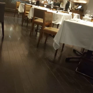 イス席とソファー席があります。