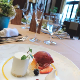 チーズケーキ。甘すぎず、コースの後でも食べられるあっさりさ。