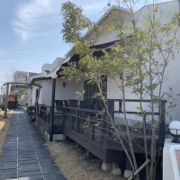 外は道路に面しています。
テラスに出ることも可能です。