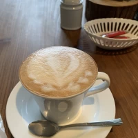 カフェラテ出してもらいました。可愛いラテです。