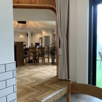 控室から会場を見ています。カーテンで分けることが可能です