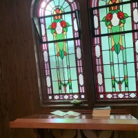 ステンドグラスです。(午後)
午前中は光がさすようです。