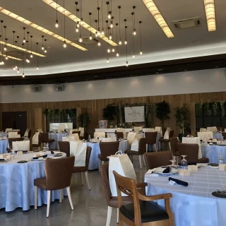 円卓を囲む広い会場