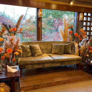秋らしい装花と高砂はソファにしてもらいました。