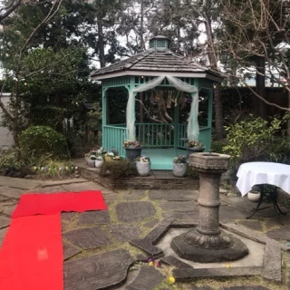 ガゼボの前での挙式