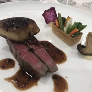 メイン
牛肉フィレ肉とフォアグラ