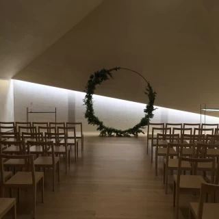 天井のデザインが特徴的です。