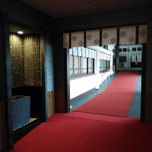 挙式会場までの室内通路|558421さんの日枝神社の写真(1033997)