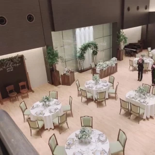 円形のテーブルに緑の椅子です。