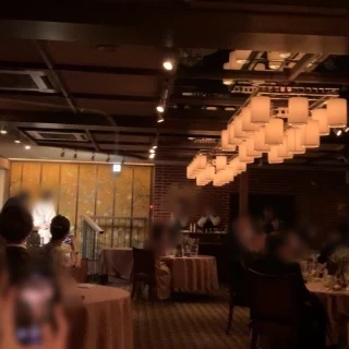新郎新婦登場場所と、天井の高さ。ライトは丸型。