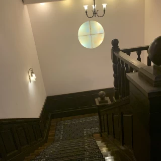 アンの家の前の階段