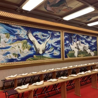 新郎側の壁には鶴の絵が。左の鶴が家族の鶴達を守っています