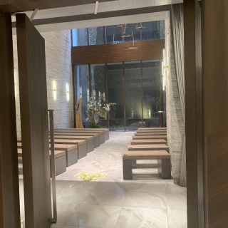 披露宴会場の扉を開けると目の前にチャペル
