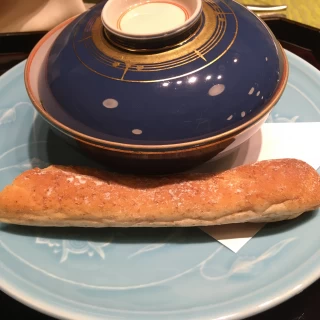 試食料理のメインディッシュ。パン付き。