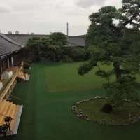 披露宴は始まる前に庭で歓談できます。