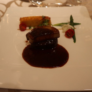 メインのお肉料理。フォアグラの大きさに驚きました