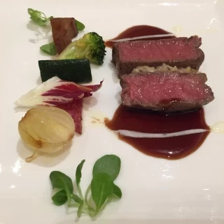 食べやすい大きさに切られたお肉は濃厚な味付けでした。