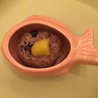 可愛らしい鯛の器に盛られたお赤飯は見た目も味も最高でした。