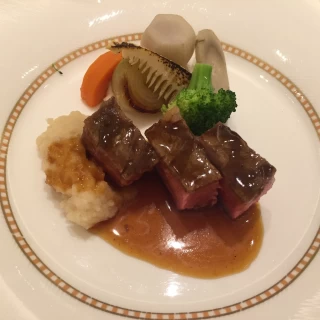 分厚いお肉はとても食べ応えがあって絶品でした。