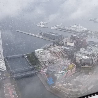 雲の合間からインターコンチネンタルホテルが見えました