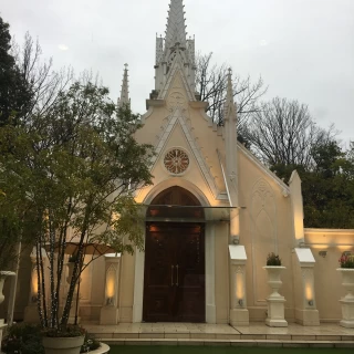 雨天のため室内からでもチャペルの全体像が綺麗に見えます