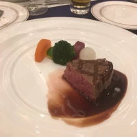 牛フィレ肉のグリエ　赤ワインソース