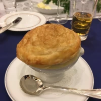 薫り豊かなキノコのコンソメスープ　パイ包み焼き