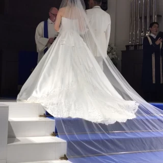 ロングベールの映える青いバージンロードです