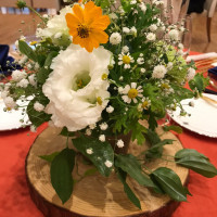 テーブルのお花です
花の種類と木の台が気に入りました