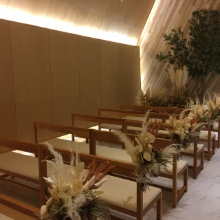 参列者の椅子の座面は柔らかいです