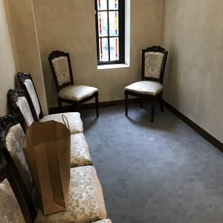 チャペルにゲストが入場中に新郎新婦が待つチャペル内の待合室
