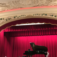 レインボーホールルームには大きな壇上とグランドピアノがありま