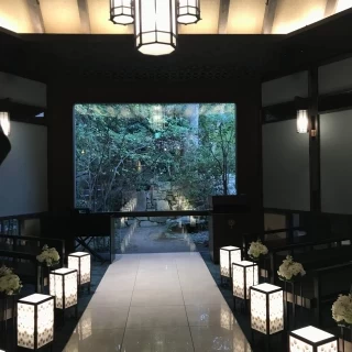 入り口から見たチャペルです。行燈が綺麗。