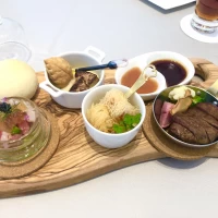 シェフ自慢の料理は食感や素材にもこだわりが。