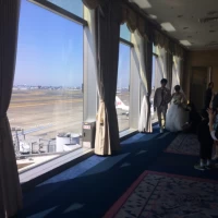 滑走路をバックに紙飛行機シャワー！
