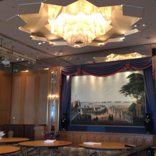 横浜の市花、バラをモチーフにした電気。光の色が変えられる。