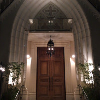 独立型の大聖堂の入口。
扉も大きくて厳粛な雰囲気。