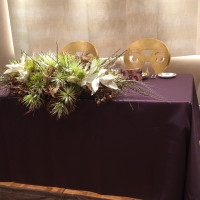 和の披露宴会場のメインテーブル。燻銀の壁が和にも洋にも合う。