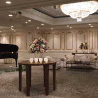 芙蓉の間の半分にピアノとソファーがあり、キッズスペースも。