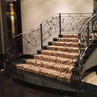 アメリカンスタイルの披露宴会場内にある階段。階段入場が可能。