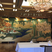 川島織物の壁。豪華だけど派手すぎない。意外と洋でも合う印象。