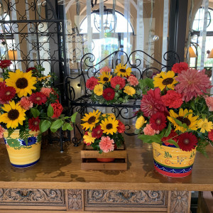 ロビーには沢山の花があります|559059さんのアリビラ・グローリー教会(ホテル日航アリビラ内)チュチュリゾートウエデイングの写真(992608)